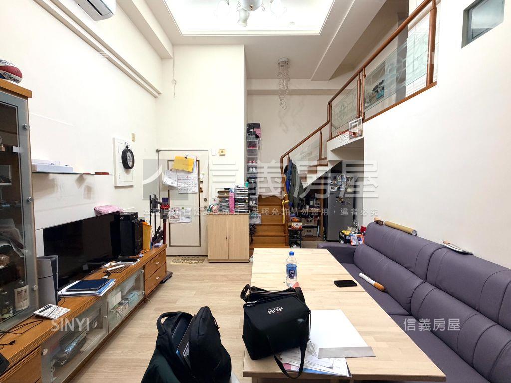 挑高世電美邸房屋室內格局與周邊環境