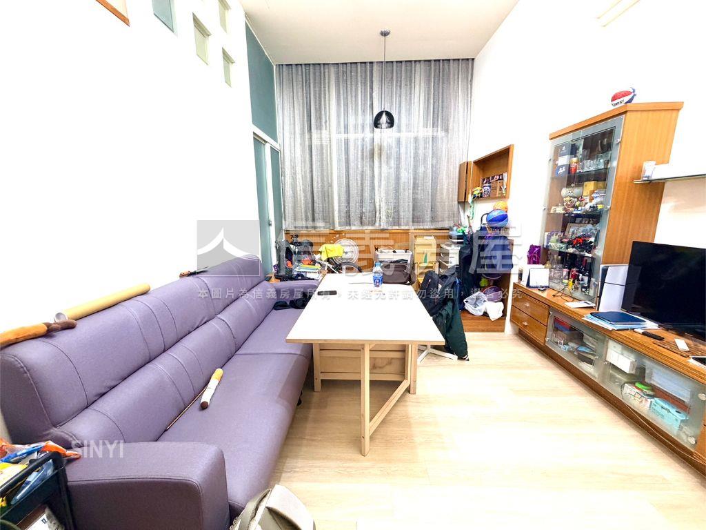 挑高世電美邸房屋室內格局與周邊環境