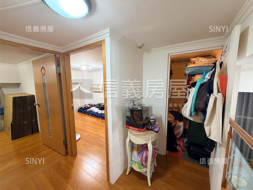 挑高世電美邸房屋室內格局與周邊環境