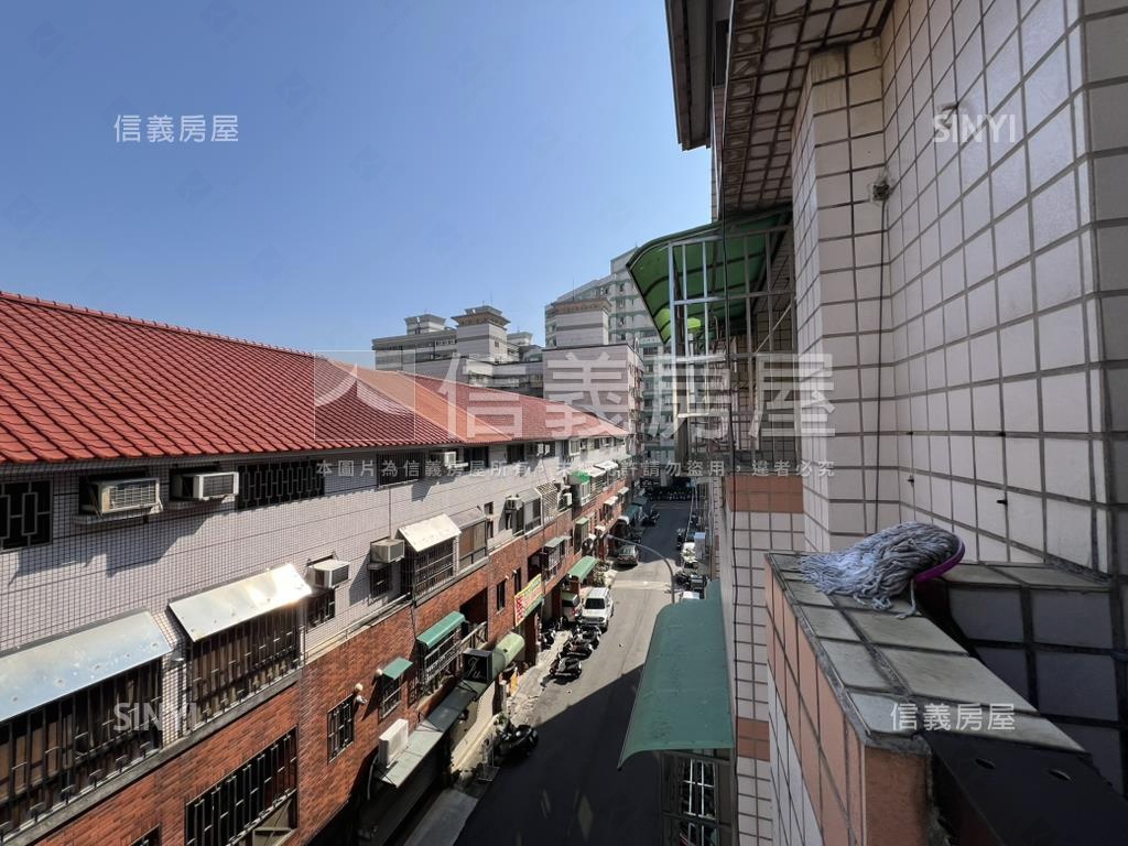 可營登南屯臨路透天看這間房屋室內格局與周邊環境