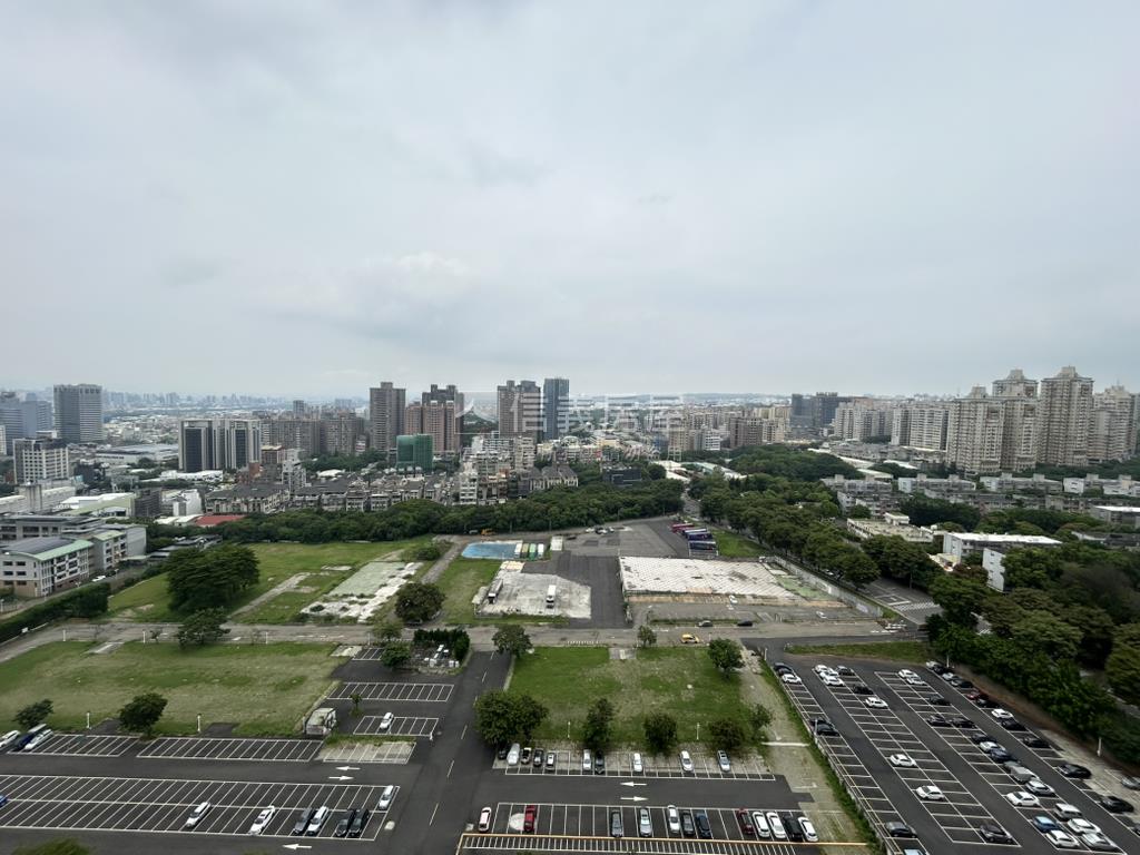 新杜拜次頂樓朝南二房平車房屋室內格局與周邊環境