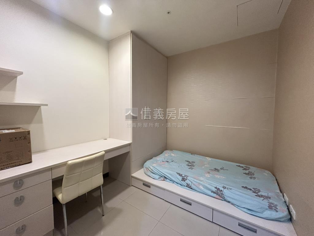 新杜拜次頂樓朝南二房平車房屋室內格局與周邊環境