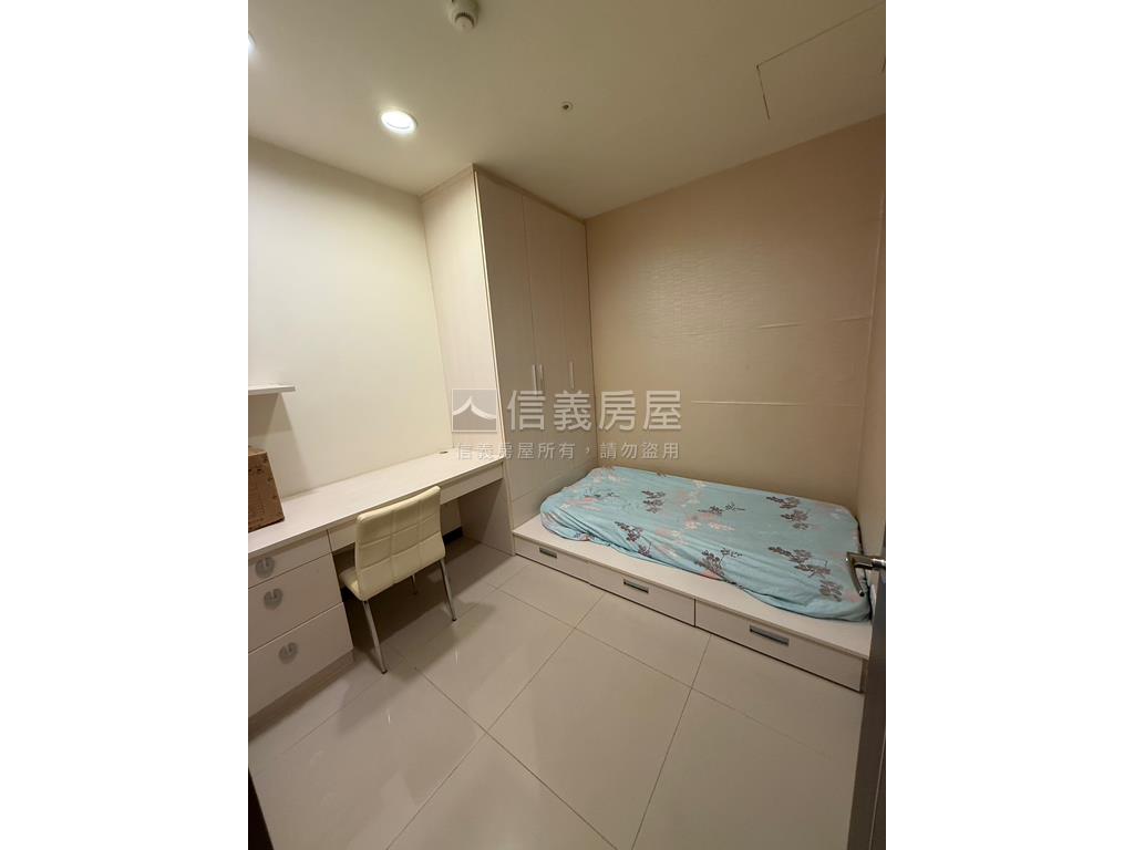 新杜拜次頂樓朝南二房平車房屋室內格局與周邊環境