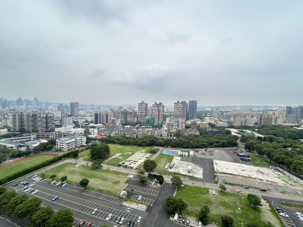 新杜拜次頂樓朝南二房平車房屋室內格局與周邊環境