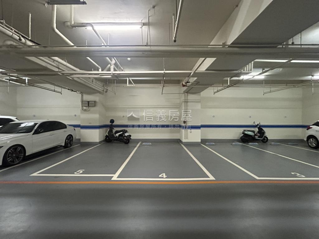 新杜拜次頂樓朝南二房平車房屋室內格局與周邊環境