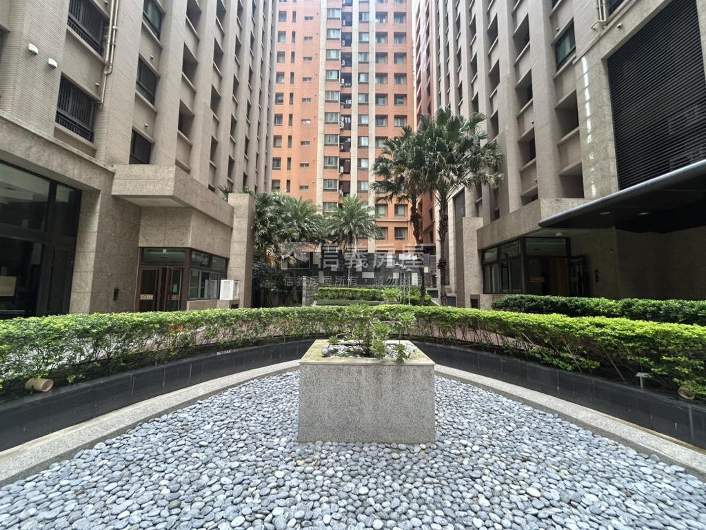 新杜拜次頂樓朝南二房平車房屋室內格局與周邊環境