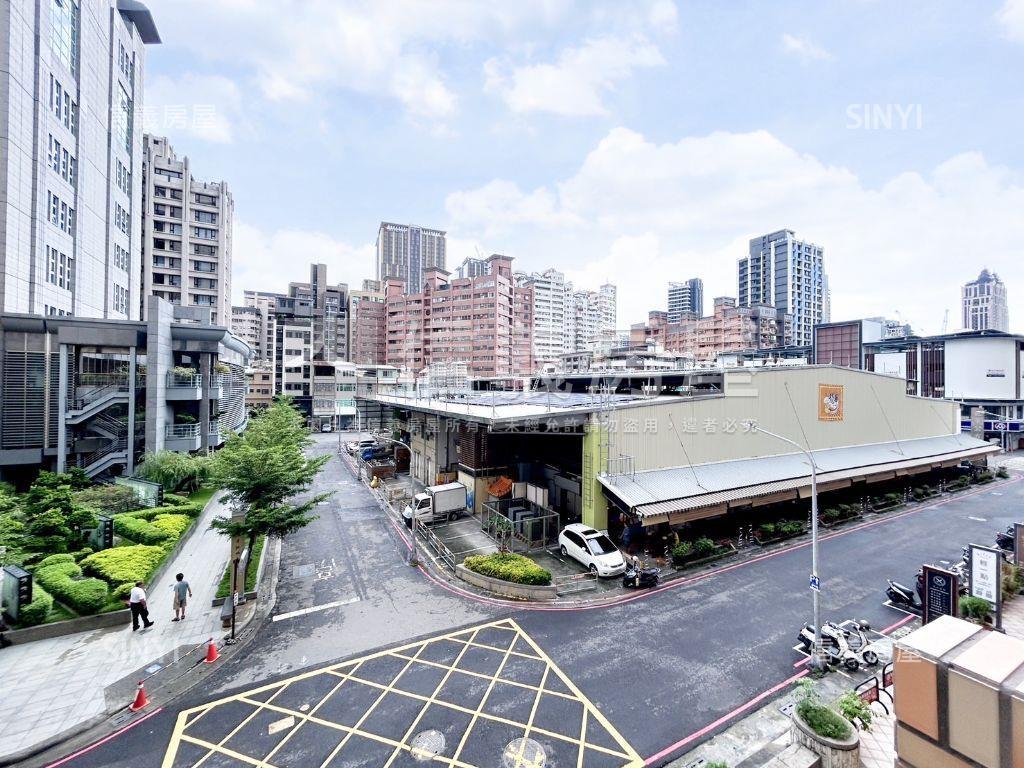 凹子底捷運百貨三房平車房屋室內格局與周邊環境