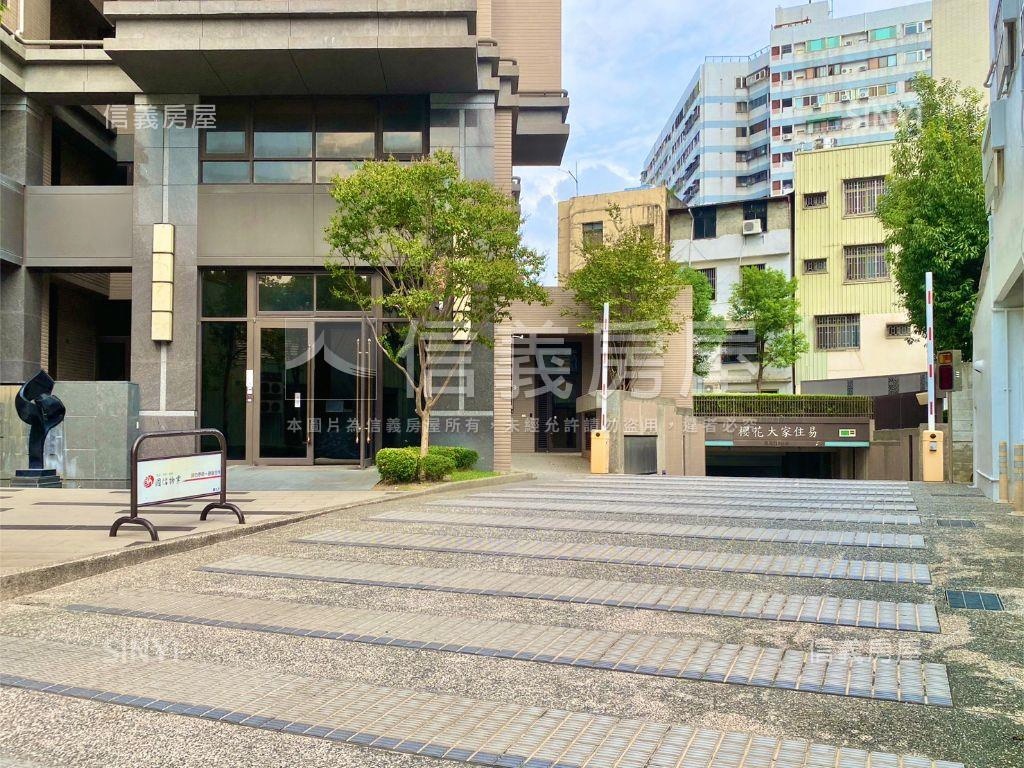 近中山醫約８年屋二房平車房屋室內格局與周邊環境