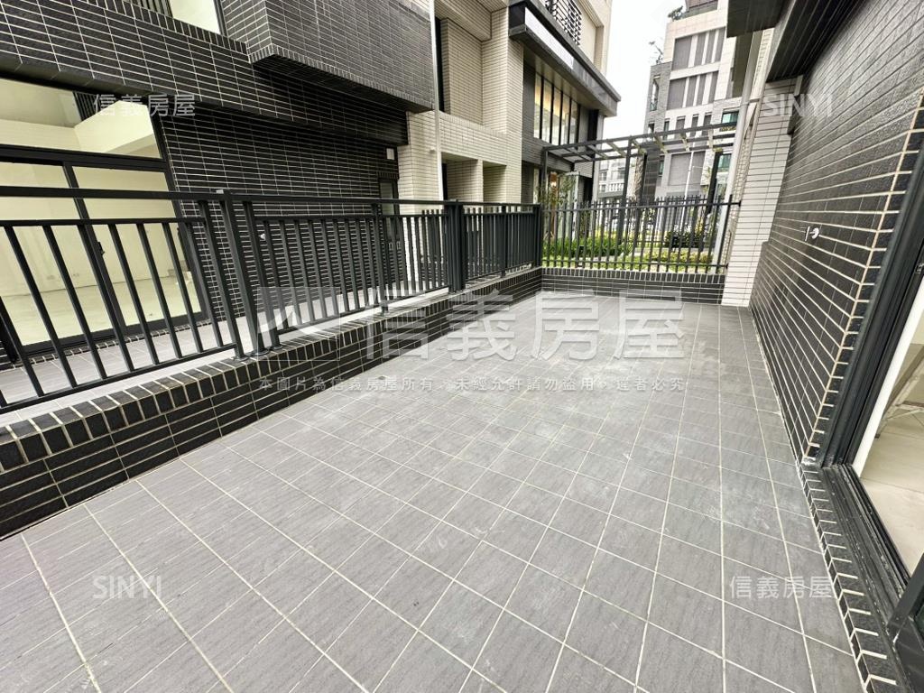 大面寬挑高店面附雙平車房屋室內格局與周邊環境