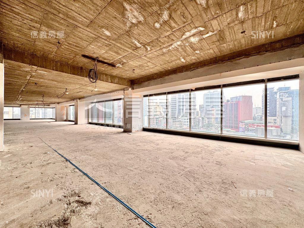 高雄中正整層黃金百坪商辦房屋室內格局與周邊環境