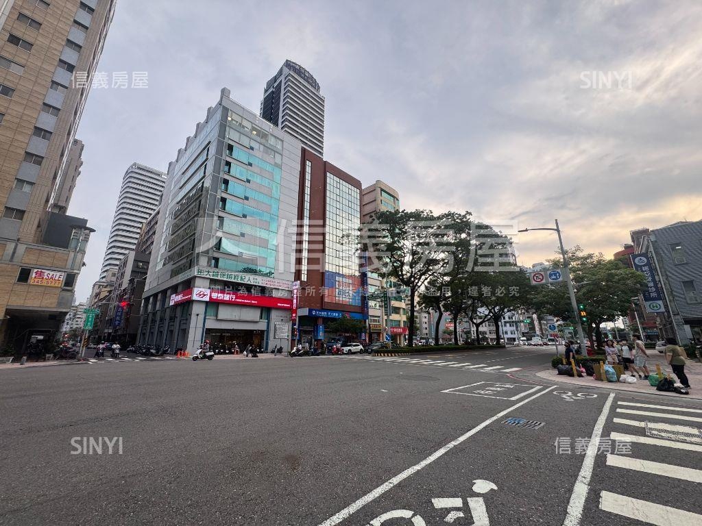 高雄中正整層黃金百坪商辦房屋室內格局與周邊環境