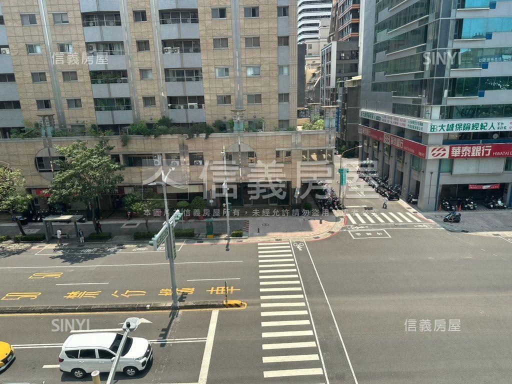 高雄中正整層黃金百坪商辦房屋室內格局與周邊環境
