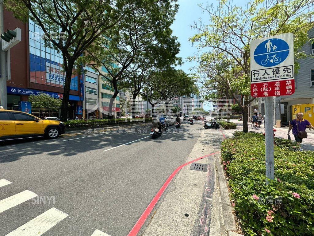 高雄中正整層黃金百坪商辦房屋室內格局與周邊環境