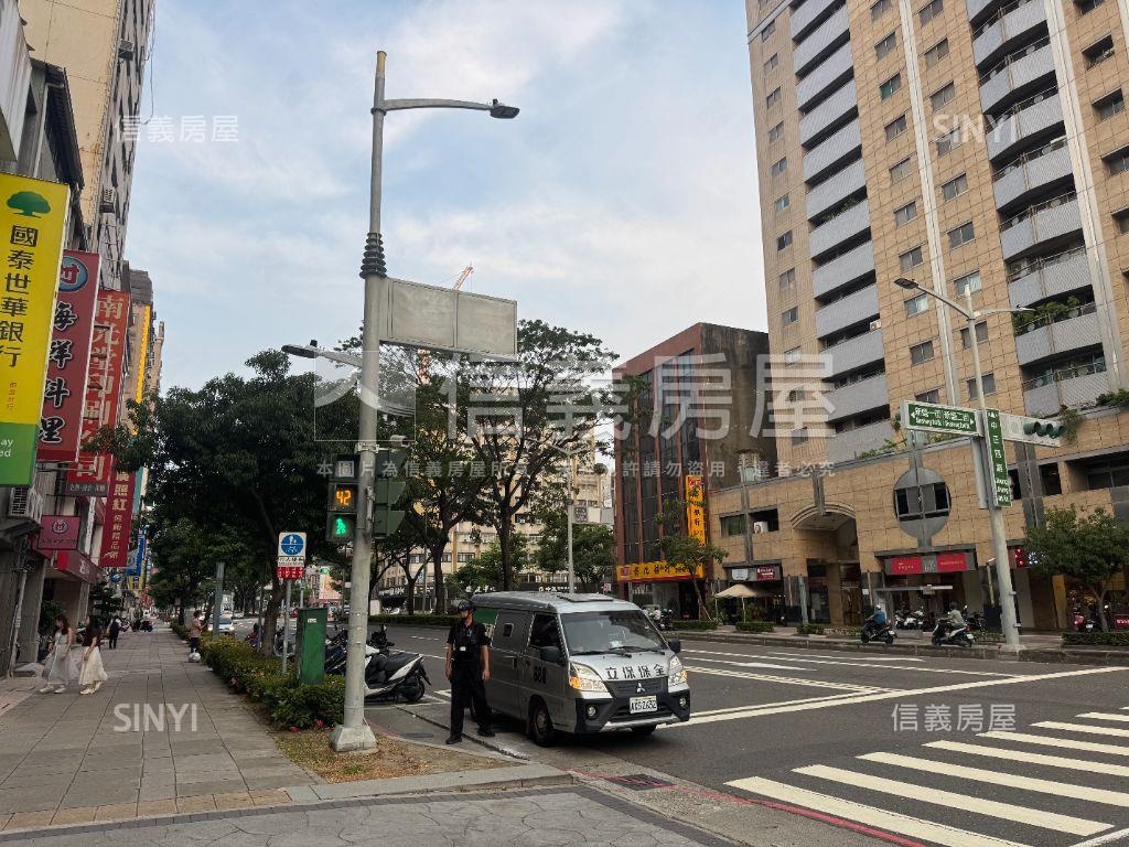高雄中正整層黃金百坪商辦房屋室內格局與周邊環境