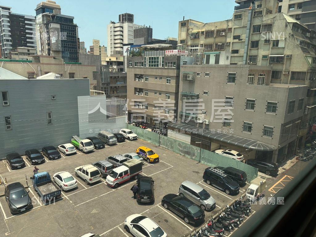 高雄中正整層黃金百坪商辦房屋室內格局與周邊環境