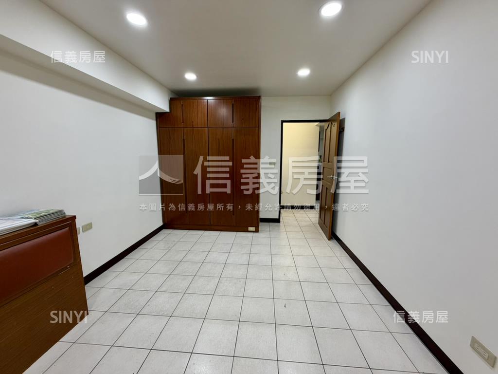 青潭邊間電梯三房房屋室內格局與周邊環境