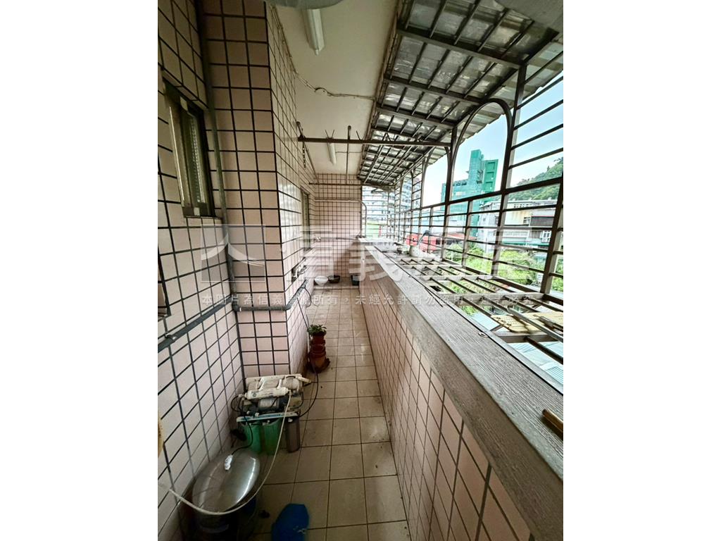 青潭邊間電梯三房房屋室內格局與周邊環境