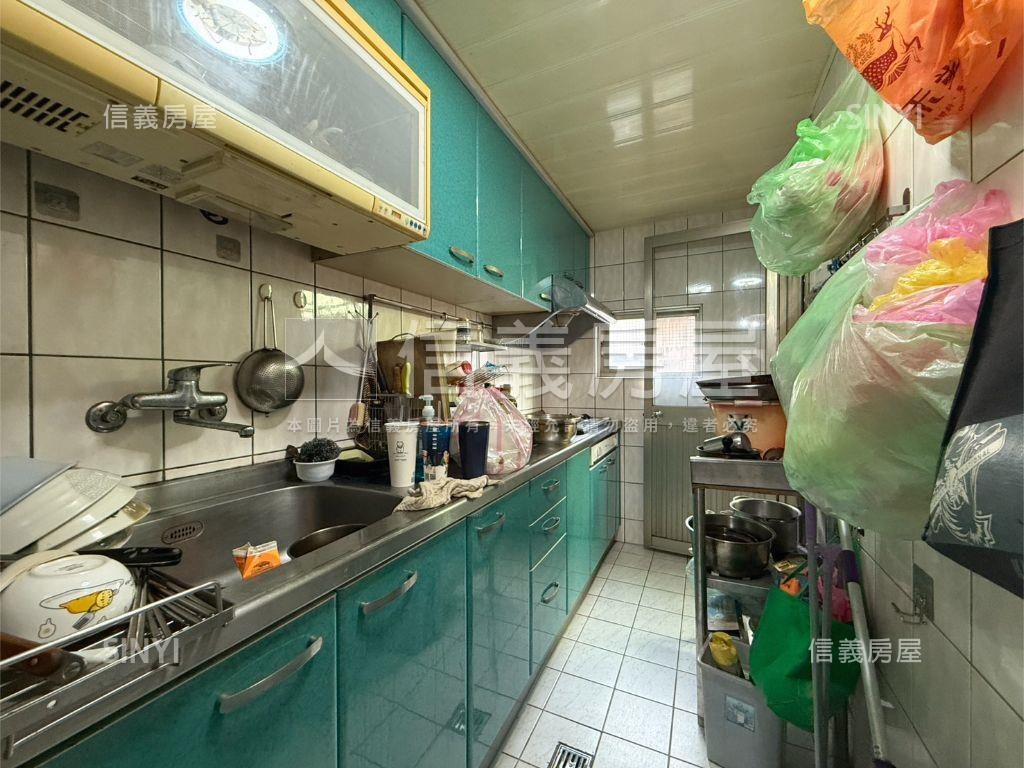 稀有新台北人３房大車位房屋室內格局與周邊環境