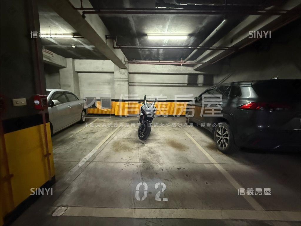 稀有新台北人３房大車位房屋室內格局與周邊環境