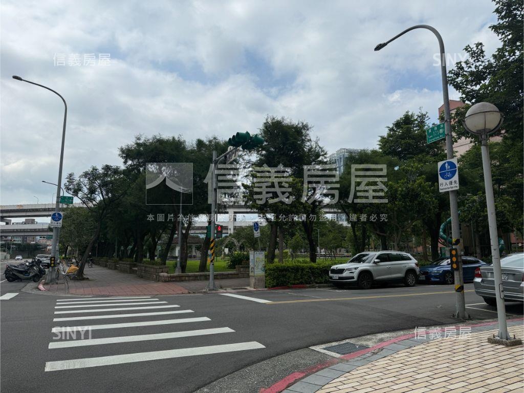 南港重劃區邊間超值店面房屋室內格局與周邊環境