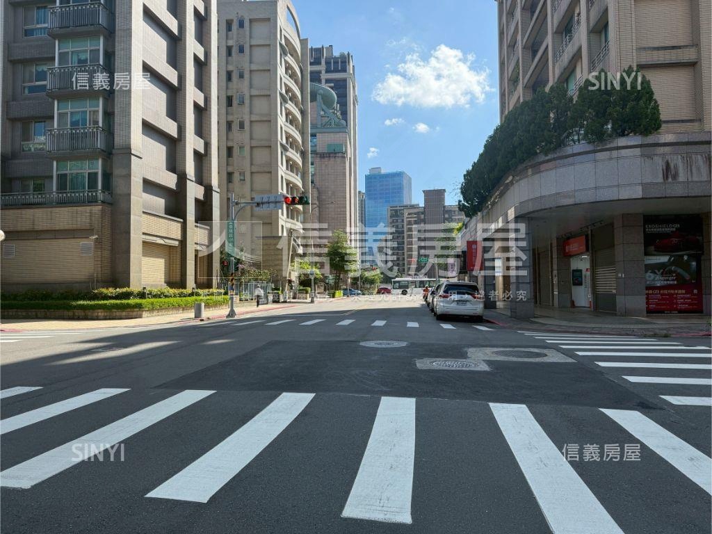 南港重劃區邊間超值店面房屋室內格局與周邊環境