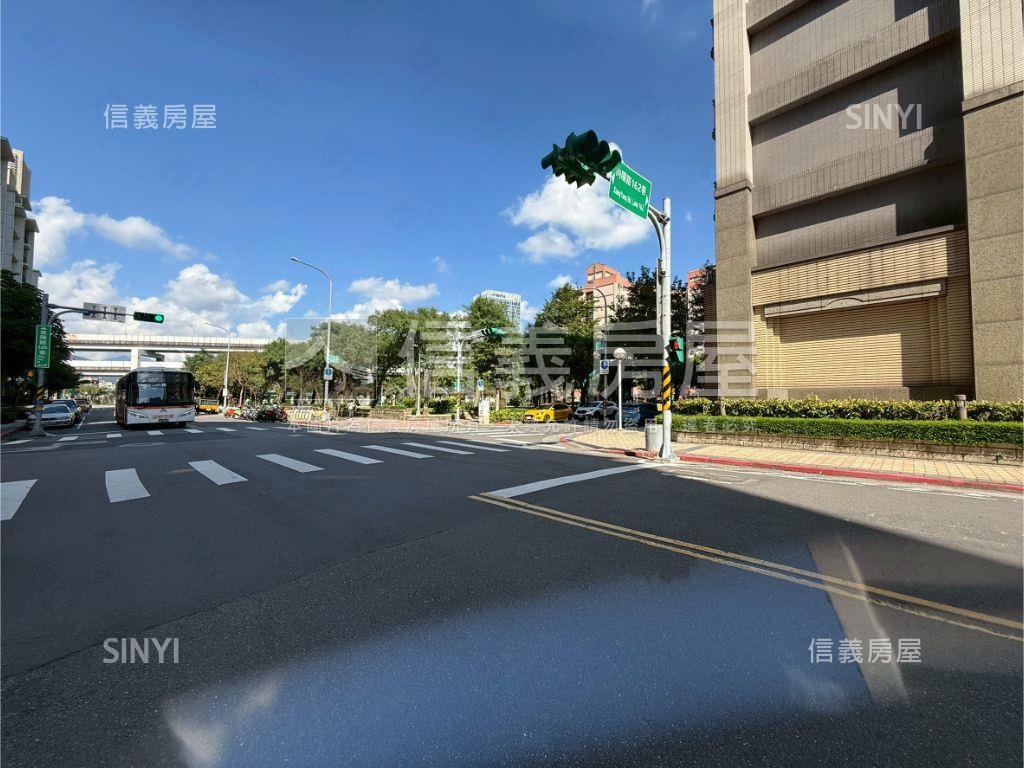 南港重劃區邊間超值店面房屋室內格局與周邊環境