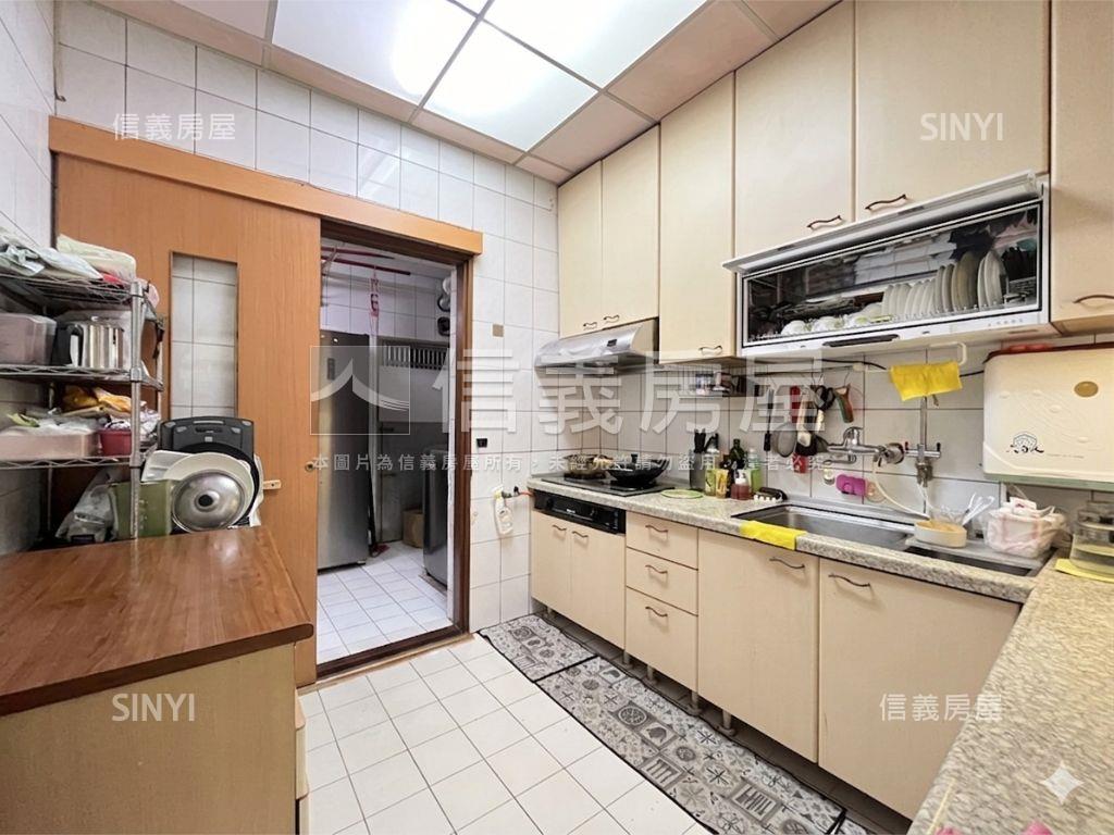 仁愛路邊間一樓～２戶房屋室內格局與周邊環境