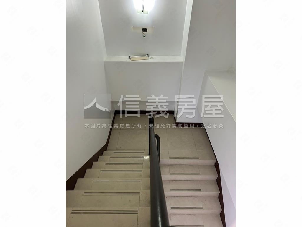 正北興路雙線道漂亮金店面房屋室內格局與周邊環境