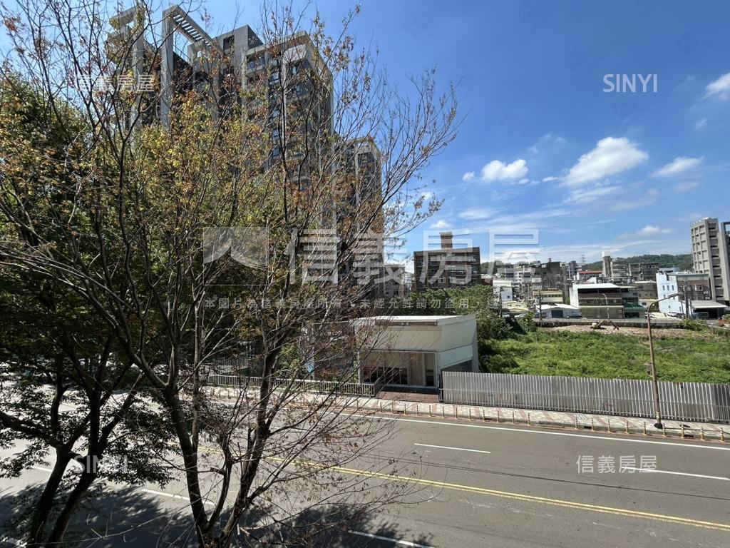 正北興路雙線道漂亮金店面房屋室內格局與周邊環境