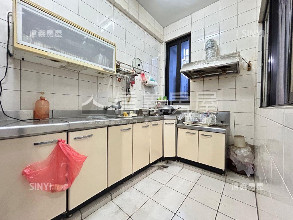 稀有釋出近美術館臨路透天房屋室內格局與周邊環境