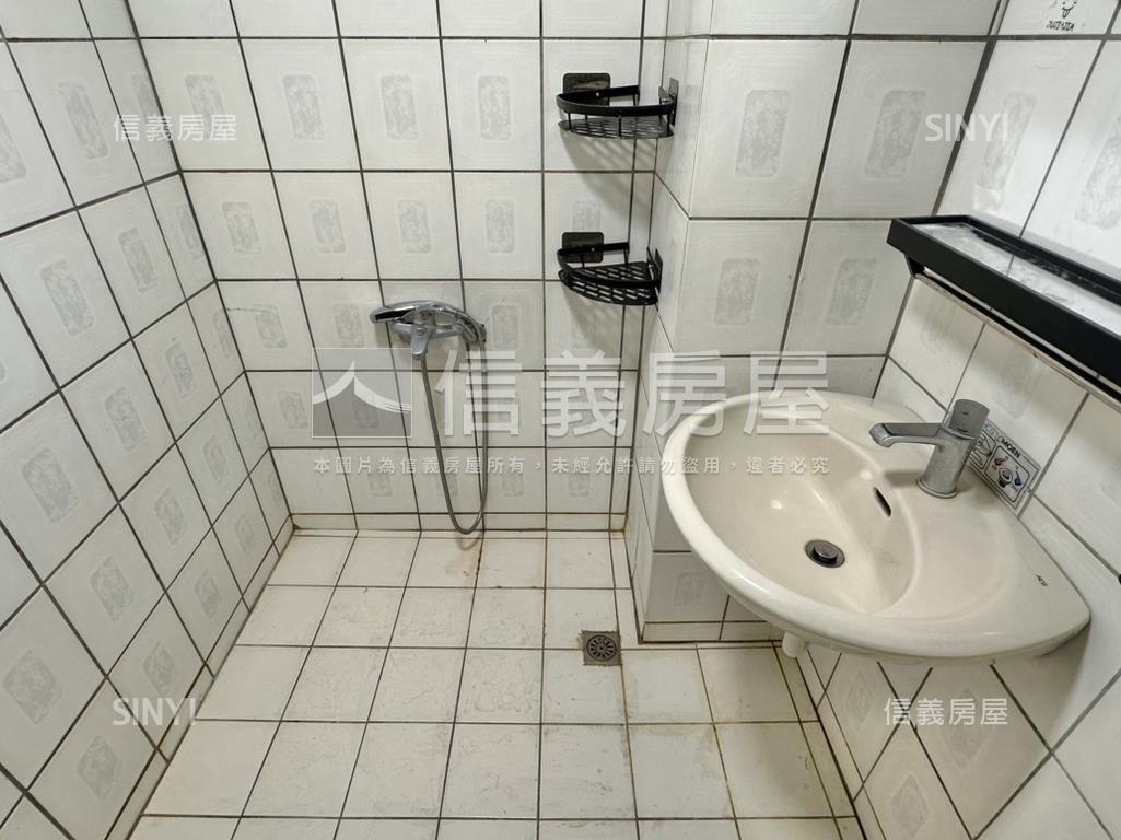 西屯逢甲商圈電梯套房房屋室內格局與周邊環境