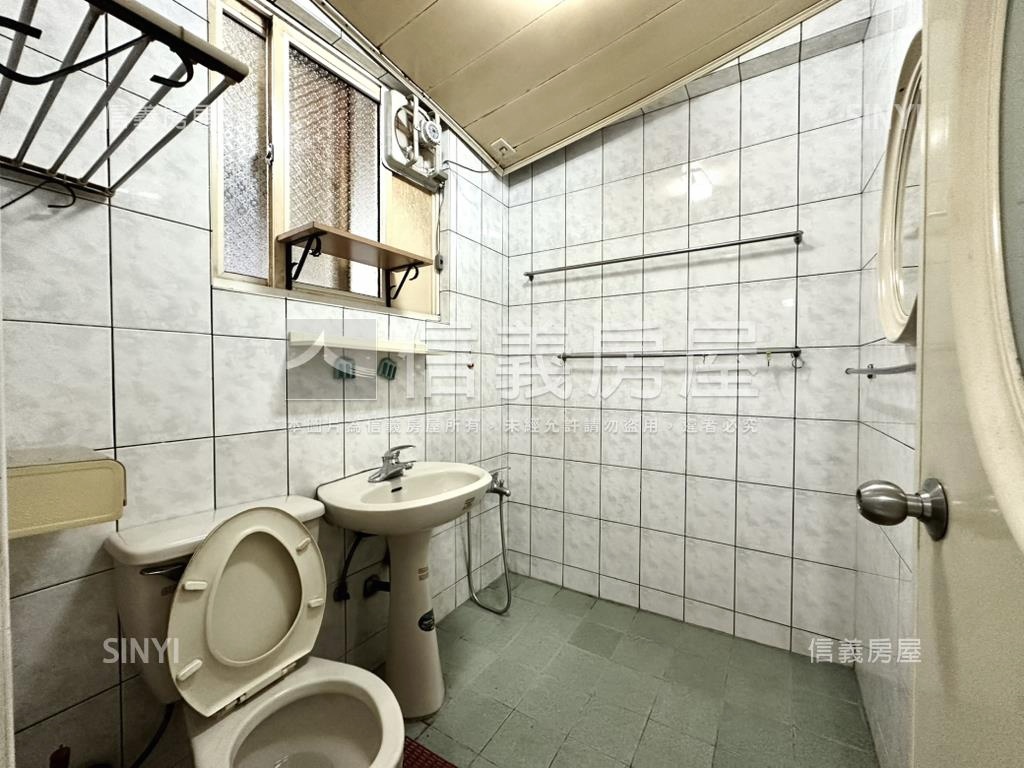 熱鬧的鳳鳴重劃區三樓公寓房屋室內格局與周邊環境
