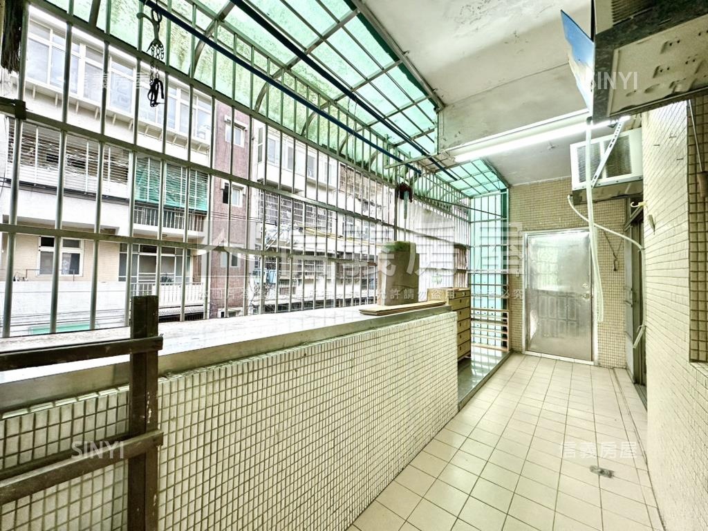 熱鬧的鳳鳴重劃區三樓公寓房屋室內格局與周邊環境