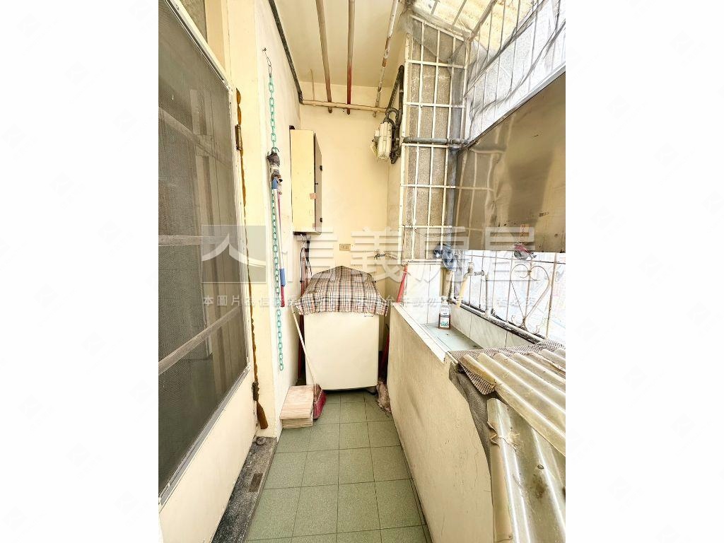 新埔捷運。公寓三樓房屋室內格局與周邊環境