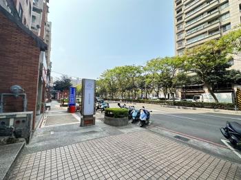 文化二路公園金店面
