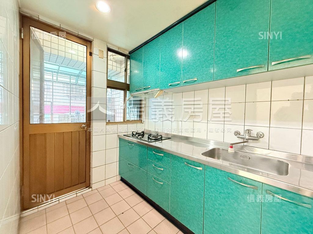 富綠旺近捷運。臻藏三房房屋室內格局與周邊環境