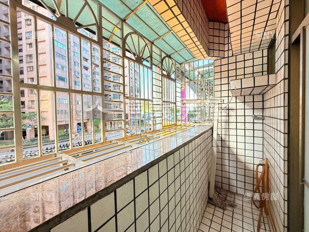 富綠旺近捷運。臻藏三房房屋室內格局與周邊環境