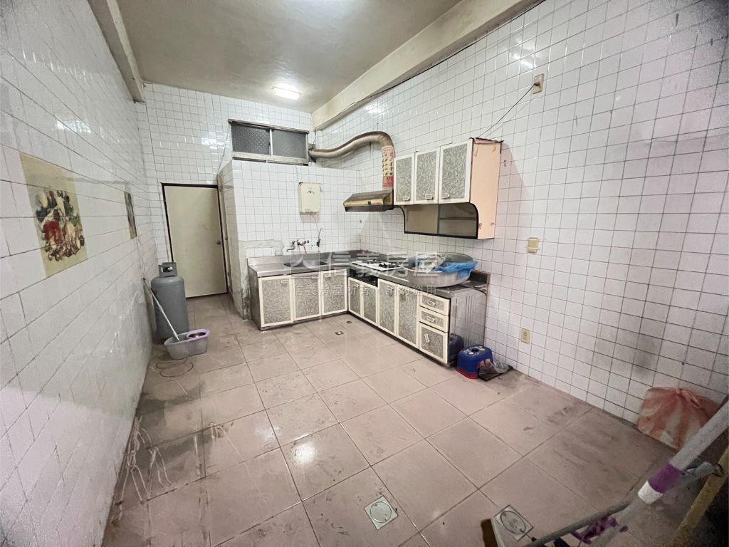 中西區文賢正路金店面房屋室內格局與周邊環境