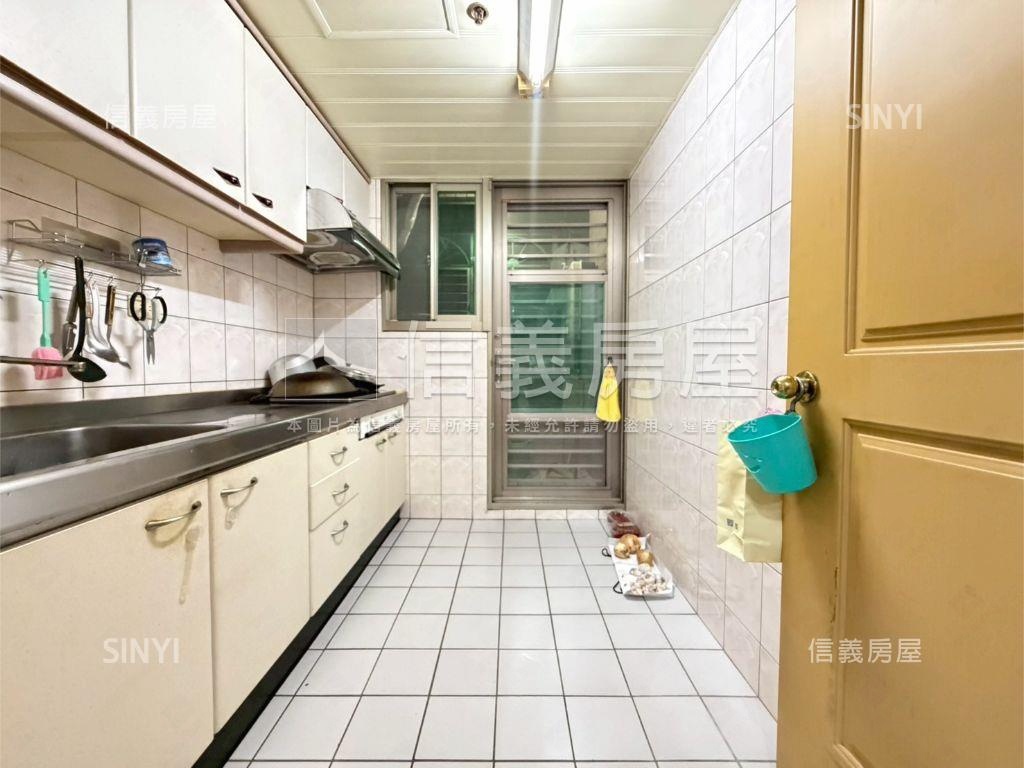 霸氣金角三房有車位房屋室內格局與周邊環境