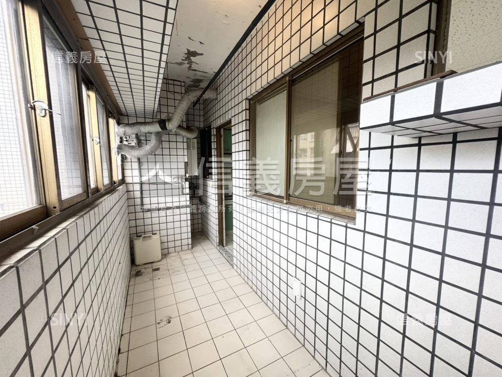 名人空中花園三房車位房屋室內格局與周邊環境