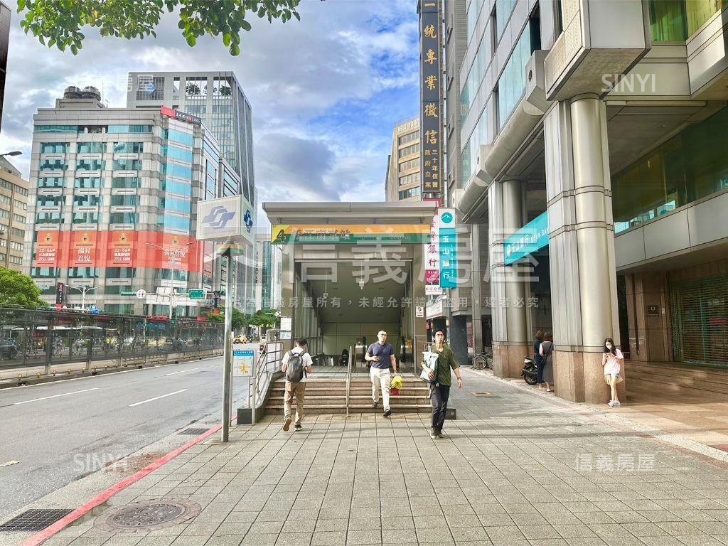 松江南京伊通公園電梯三房房屋室內格局與周邊環境