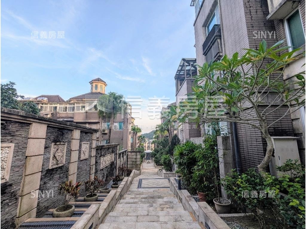 隆聖新天鵝堡電梯大別墅房屋室內格局與周邊環境