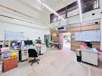 市場旁翫花同金店面