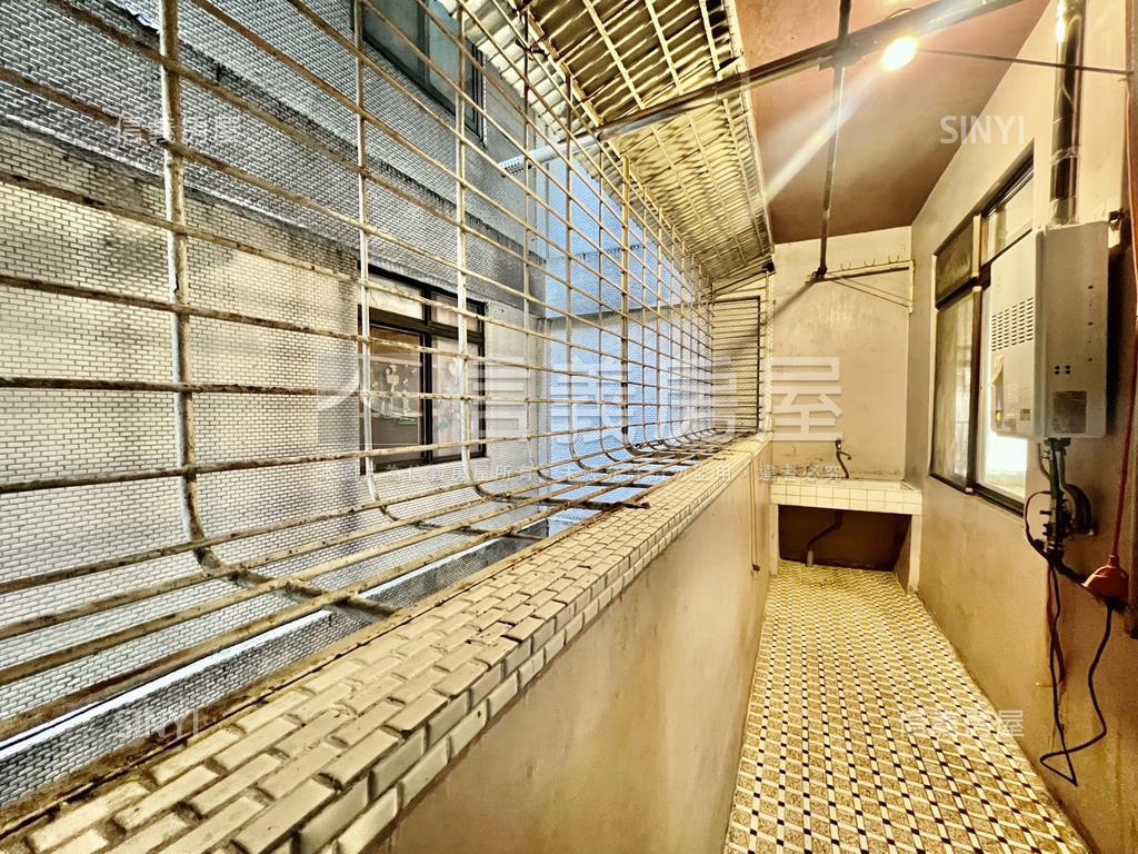 誠售玫瑰香檳採光四房房屋室內格局與周邊環境