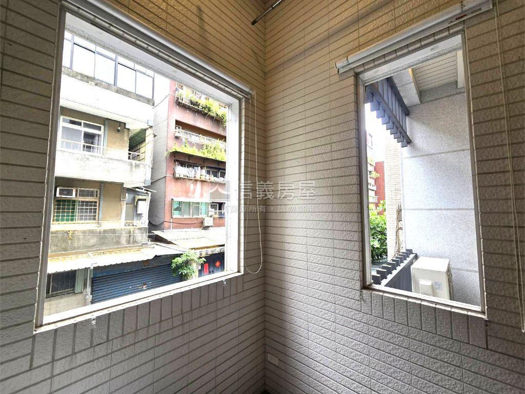 親友專任龍門學區７年屋房屋室內格局與周邊環境