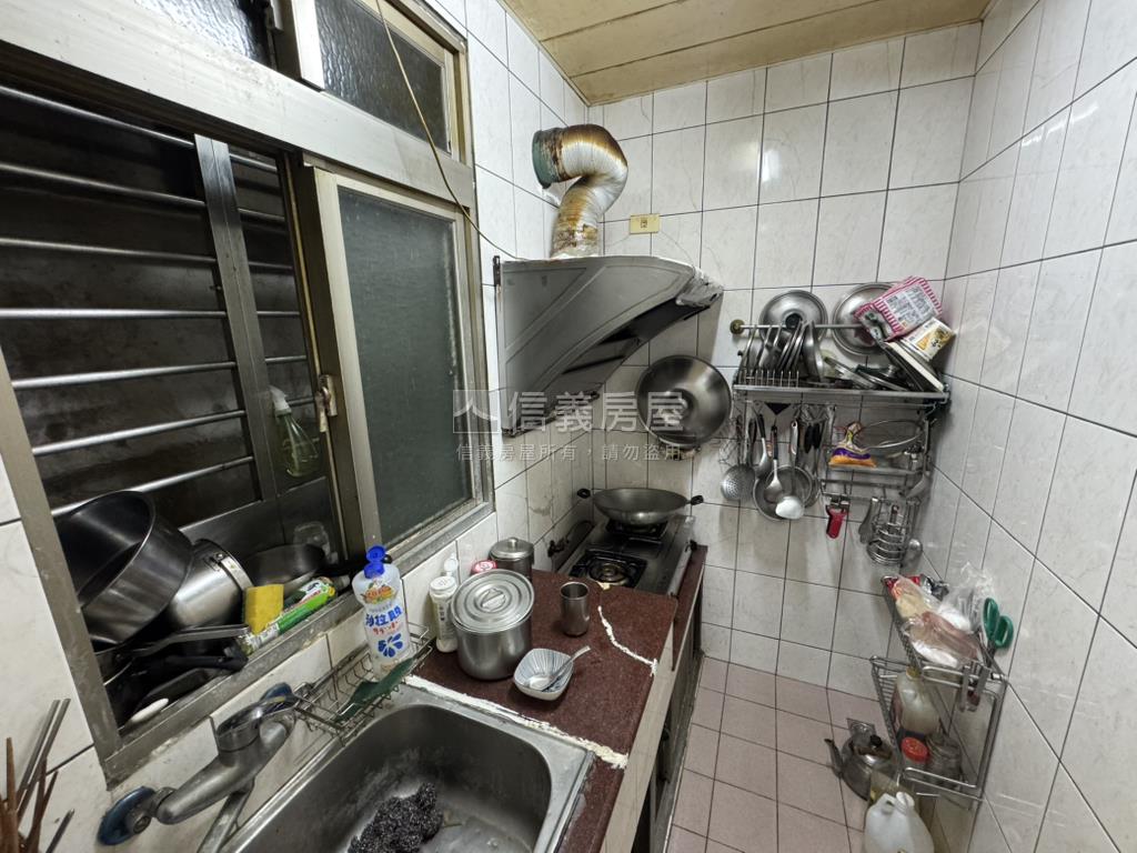 稀有中和環球透天店面房屋室內格局與周邊環境