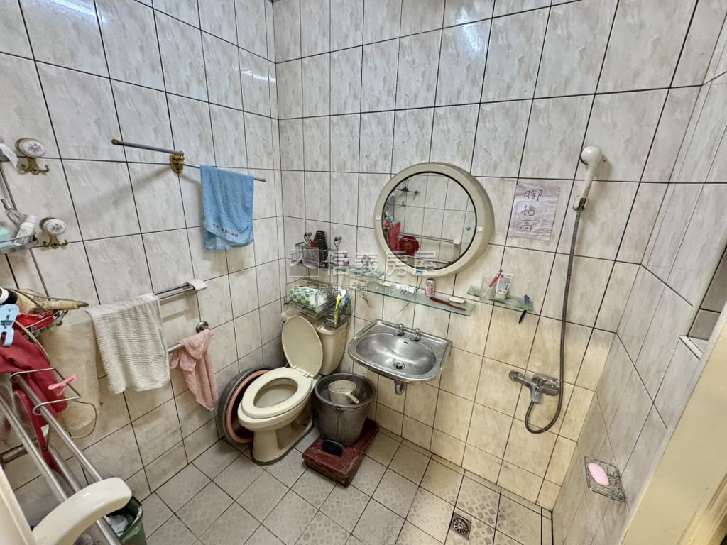 稀有中和環球透天店面房屋室內格局與周邊環境