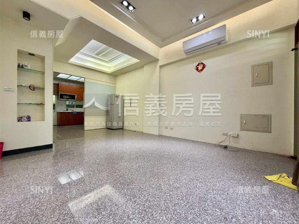 震後採光前院停車別墅房屋室內格局與周邊環境