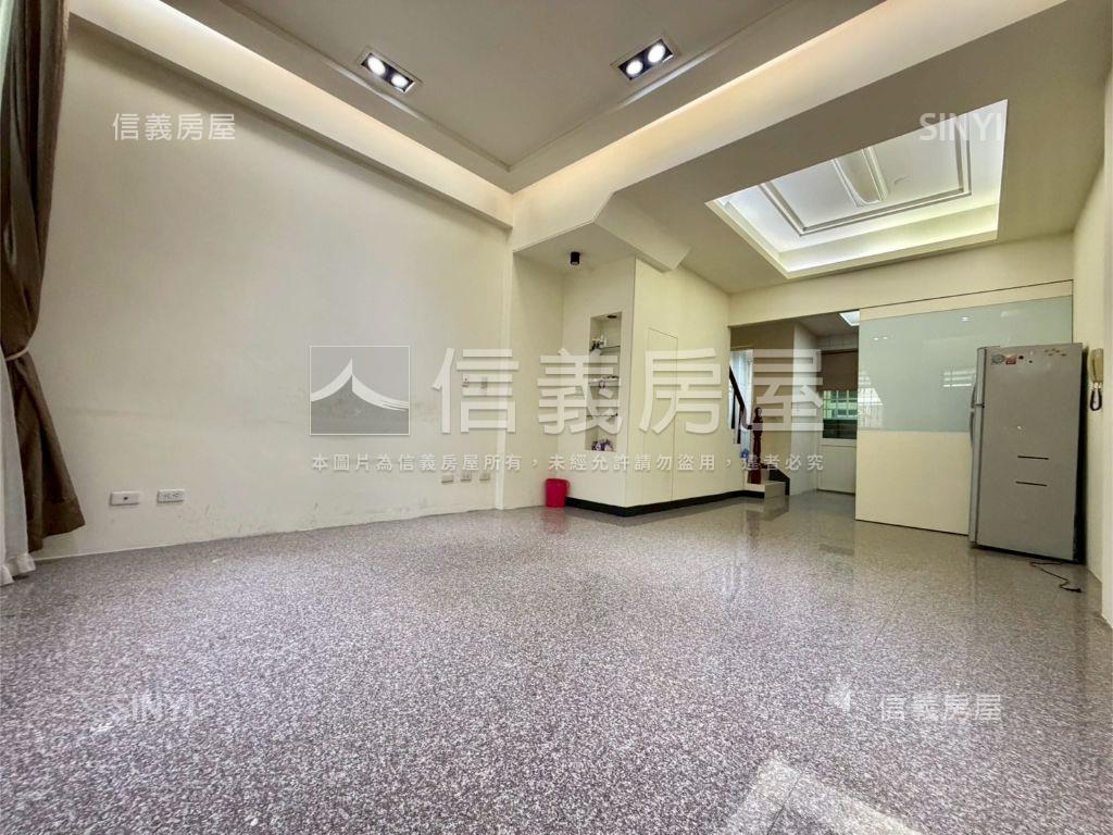 震後採光前院停車別墅房屋室內格局與周邊環境