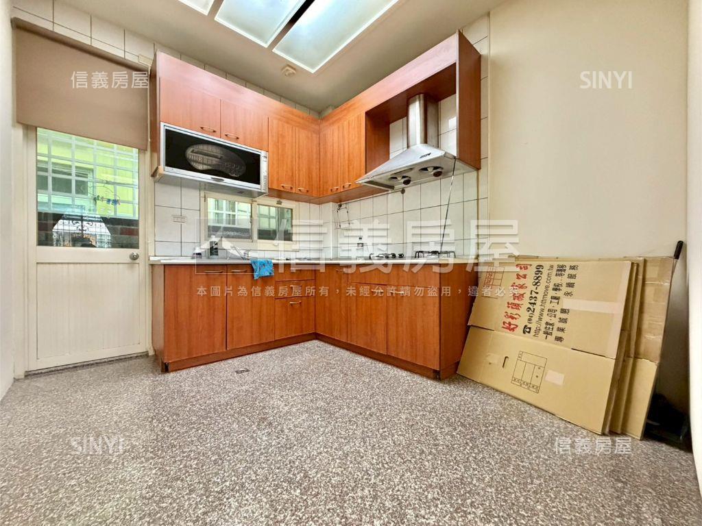 震後採光前院停車別墅房屋室內格局與周邊環境